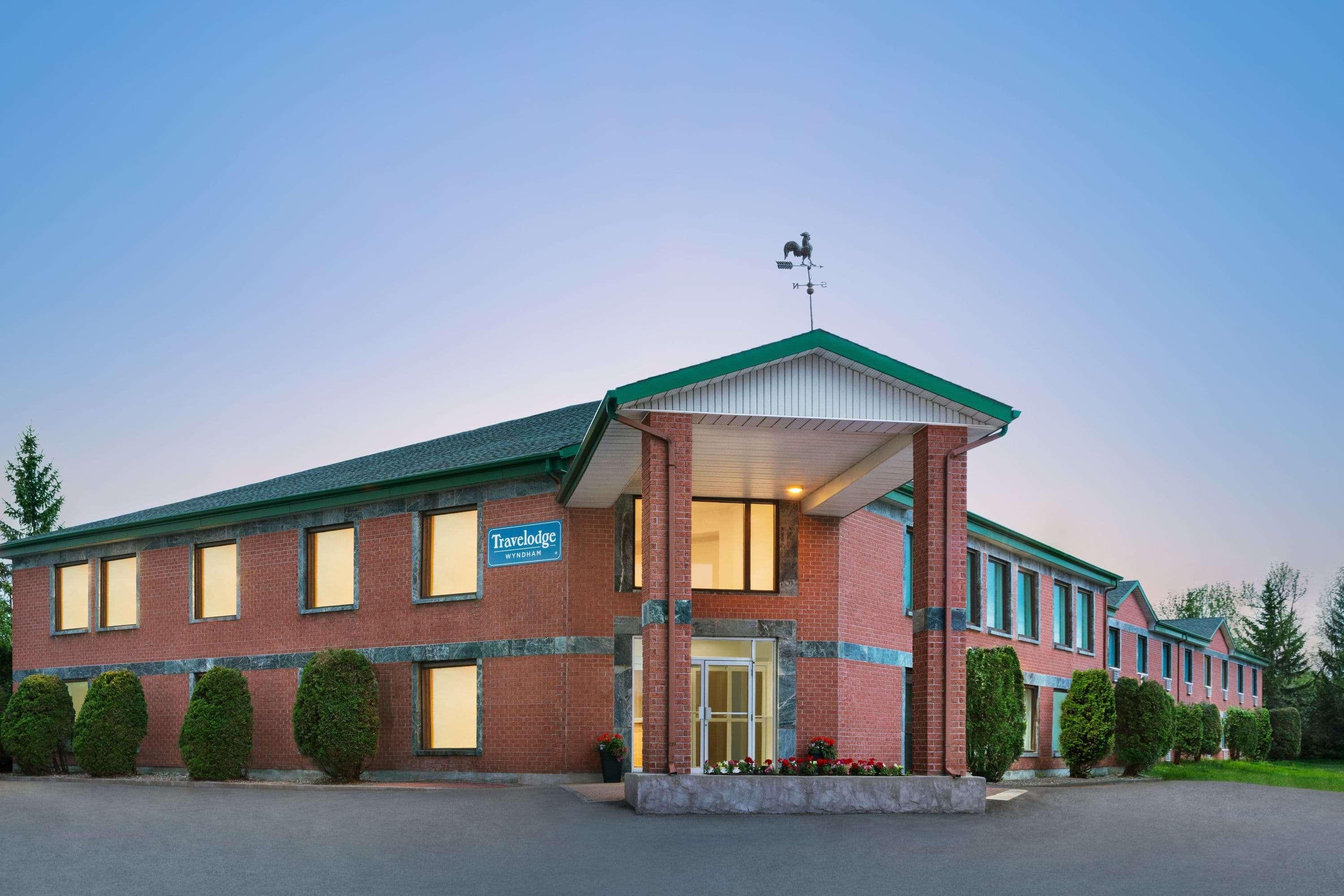 Travelodge By Wyndham Rigaud Extérieur photo